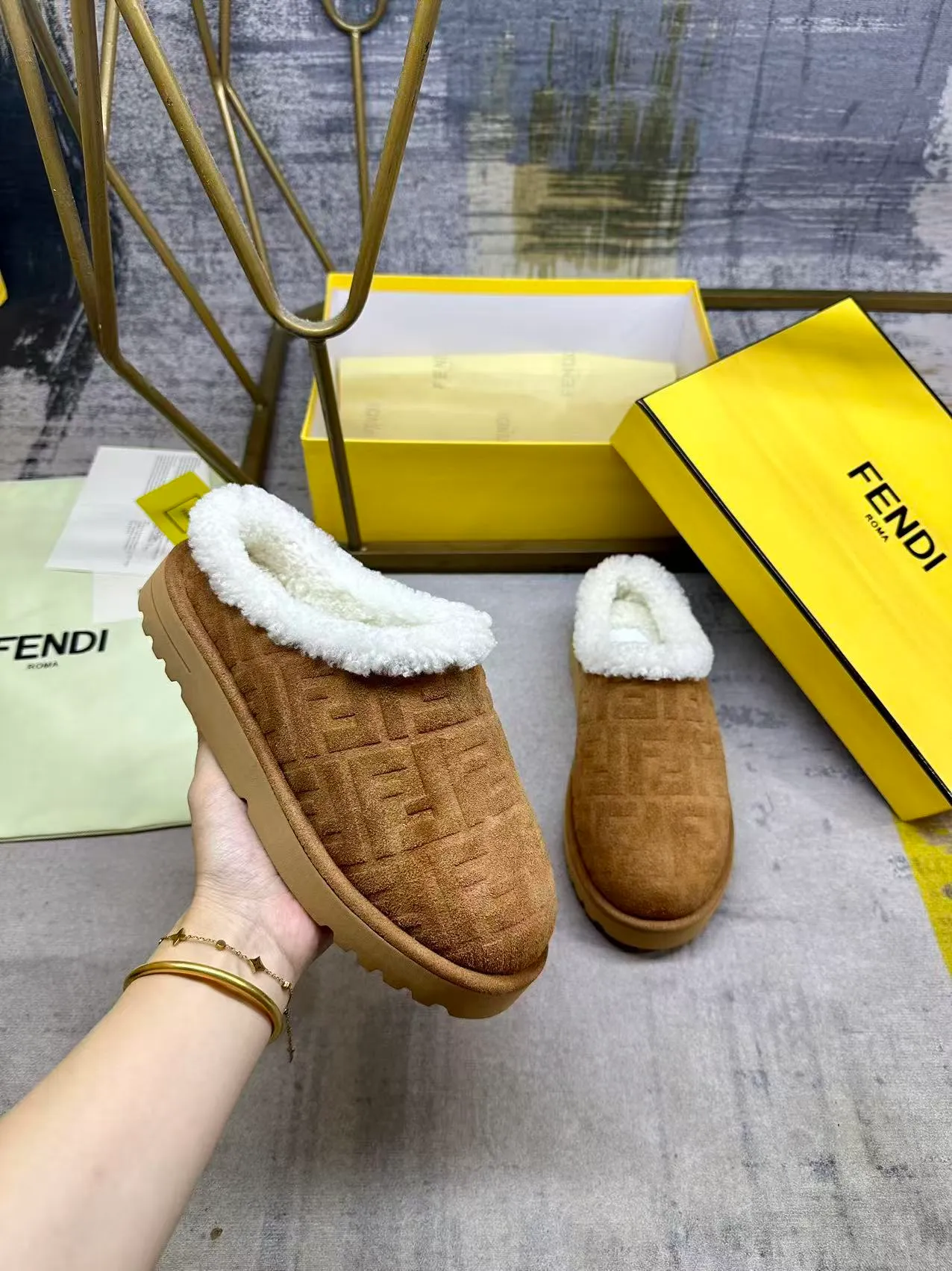 p518🐮🐮FENDI’s latest round-toe flat-soled half-cup shoes for men and women. It is made of black suede material and embossed with the same color FF pattern. Tonal shearling lining. Women’s sizes 35-40, men’s sizes 39-45